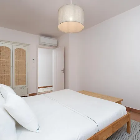 Ramalhete W/ 3 Bdr & Balcony By Lovelystay Apartment